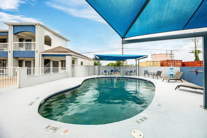 Pool 40 of 55