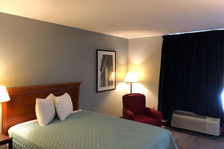 1 King Bed (3 of 4)