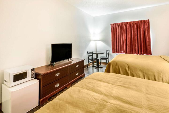 2 Queen Beds (5 of 7)