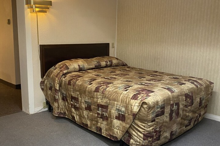 Room 10 of 17