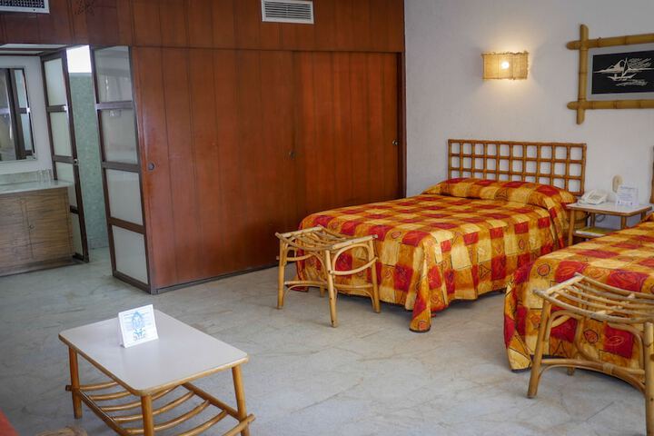 Room 6 of 33