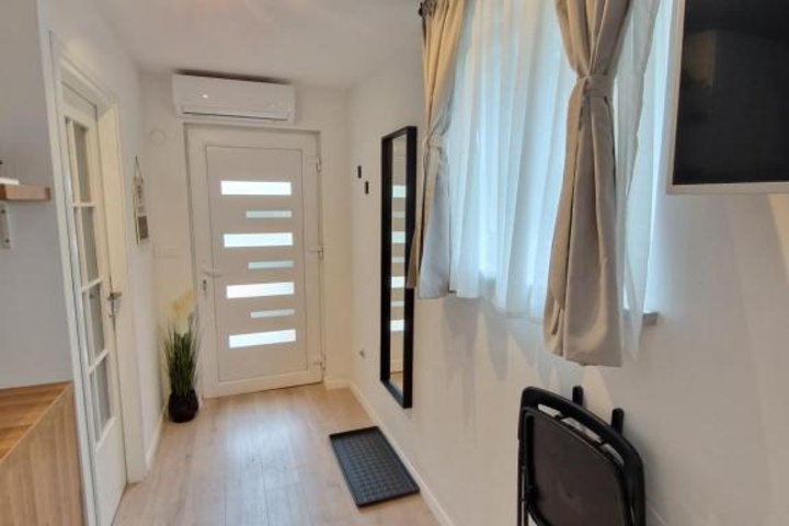 Room 5 of 11