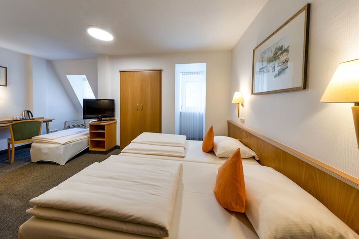 Room 16 of 38