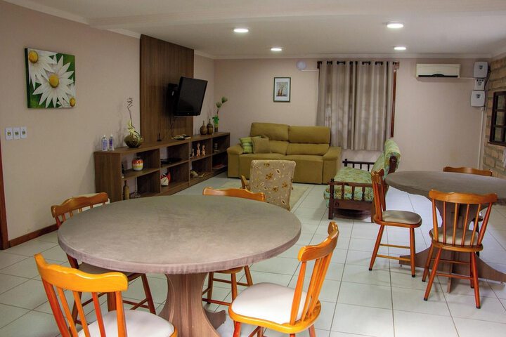 Ballroom/Hall 195 of 206