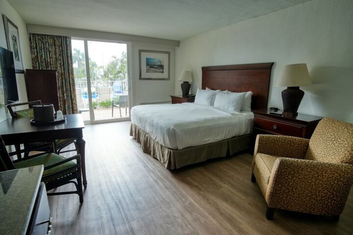 1 King Bed (6 of 12)