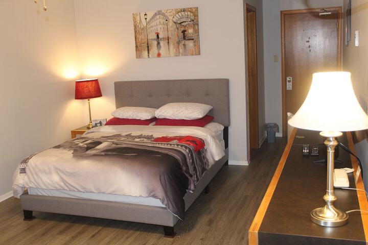 Deluxe Room 1 Queen Bed with Sofa Bed (1 of 4)