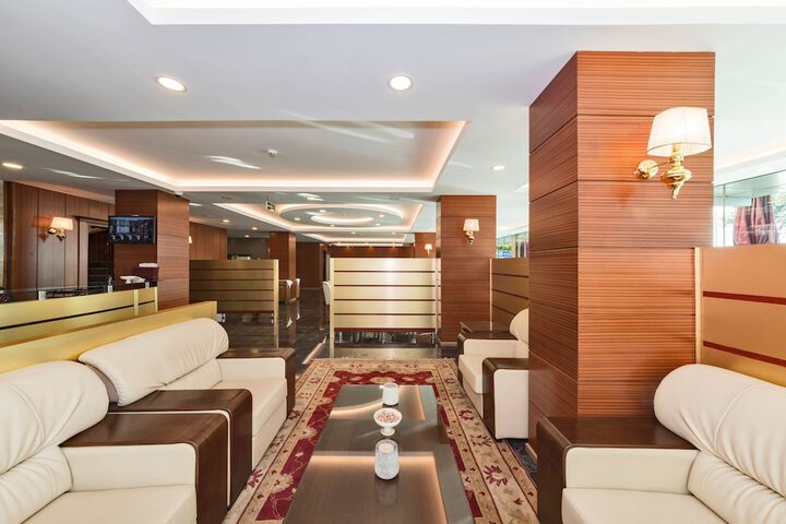 Lounge 38 of 46
