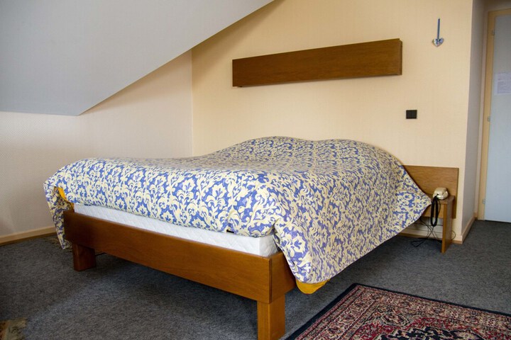 Room 13 of 37
