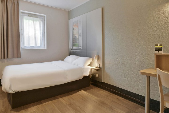 Room 4 of 16