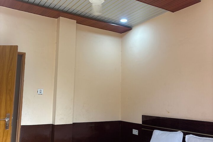 Room 2 of 10