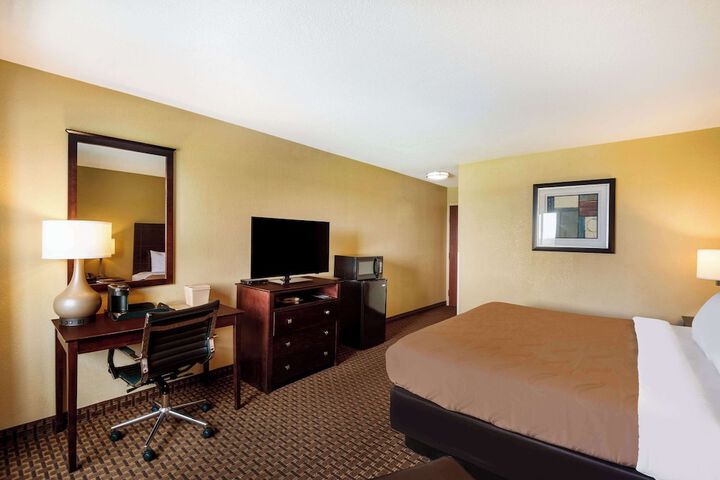 1 King Bed (4 of 10)