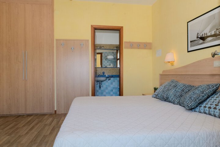 Room 33 of 154