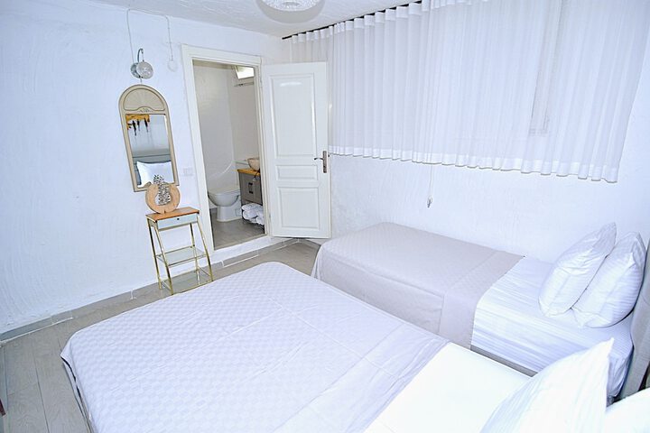 Room 6 of 98