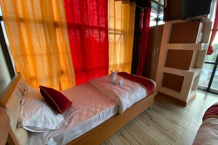 Room 3 of 6