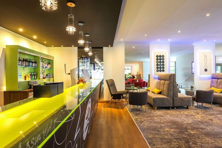 Lounge 102 of 141