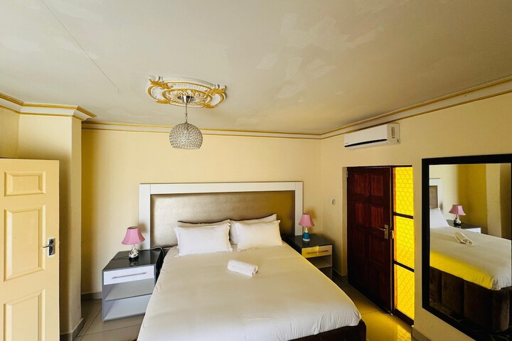 Room 10 of 76