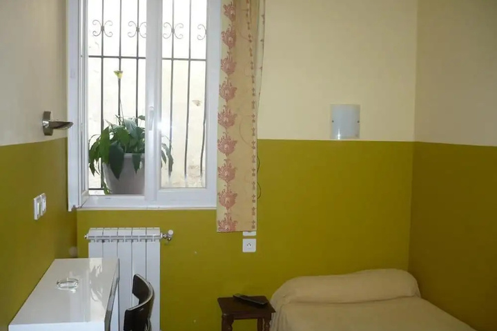 Room 4 of 18