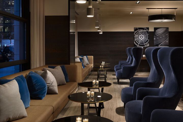 Lounge 21 of 24