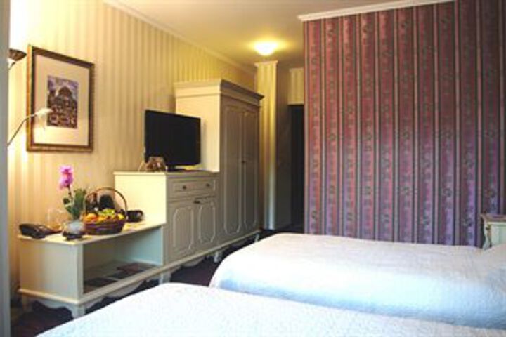 Room 12 of 48