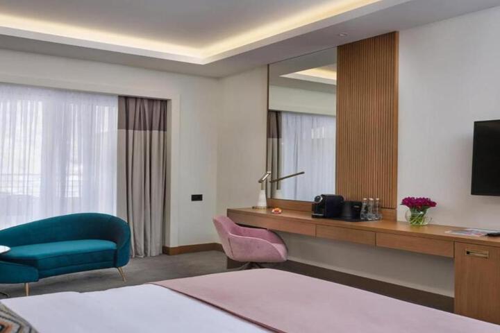 Hotel Empire Suites Near Delhi Airport