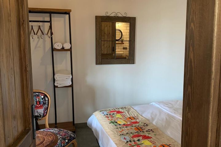 Room 7 of 8