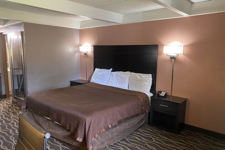 Signature Suite King Bed (2 of 17)