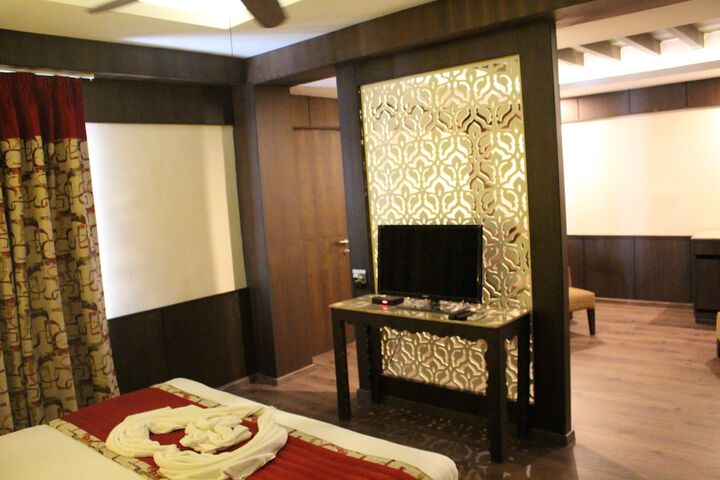 Room 8 of 33