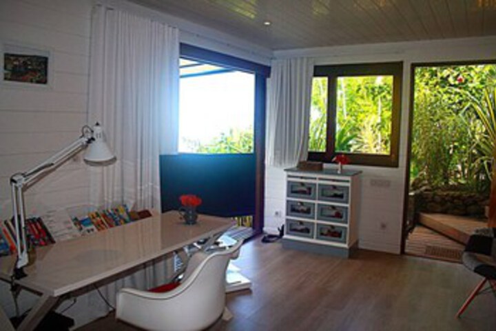 Room 5 of 9