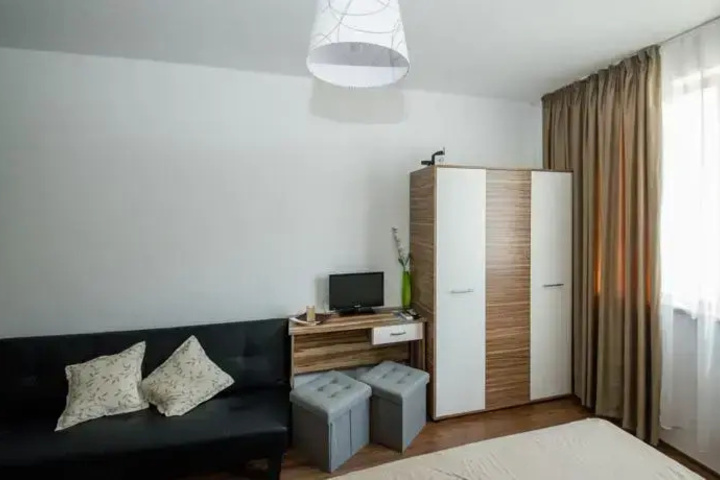 Room 4 of 12