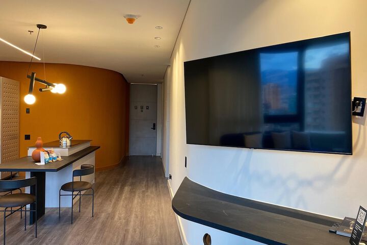 Room 8 of 93
