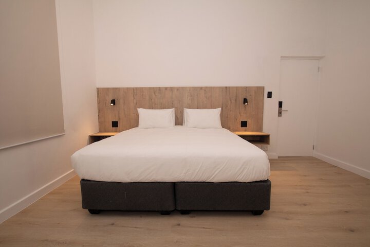 Room 16 of 37