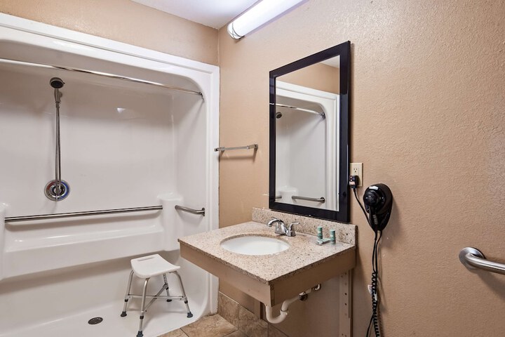 1 King Bed Sofa For Sitting Microwave and Refrigerator Oversized Room Desk Continental Breakfast (3 of 17)