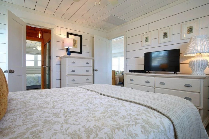 Photo of Holden Nothing Back 3 Br home by RedAwning