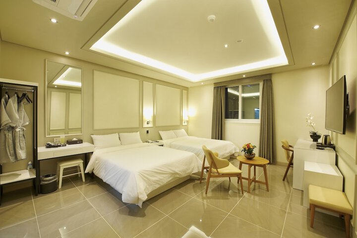 Room 4 of 37