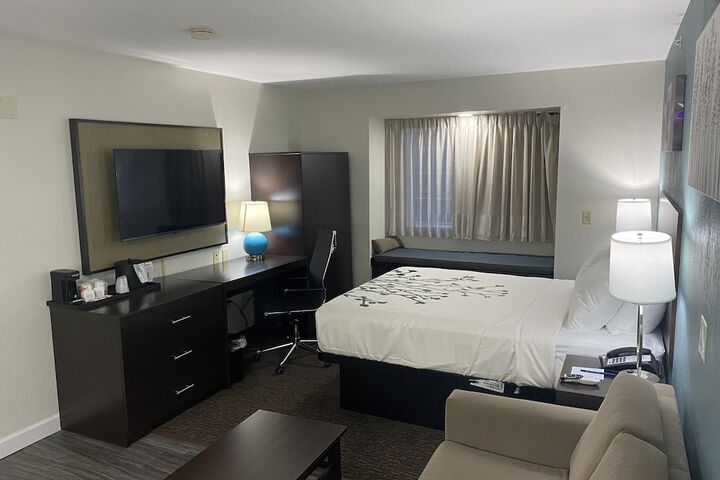 1 Queen Bed (14 of 27)
