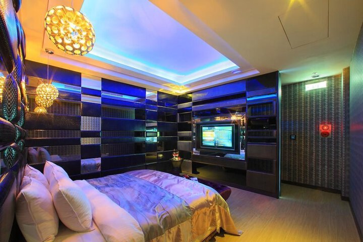 Room 2 of 32