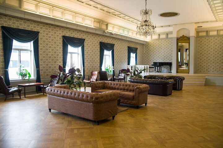 Lounge 27 of 27