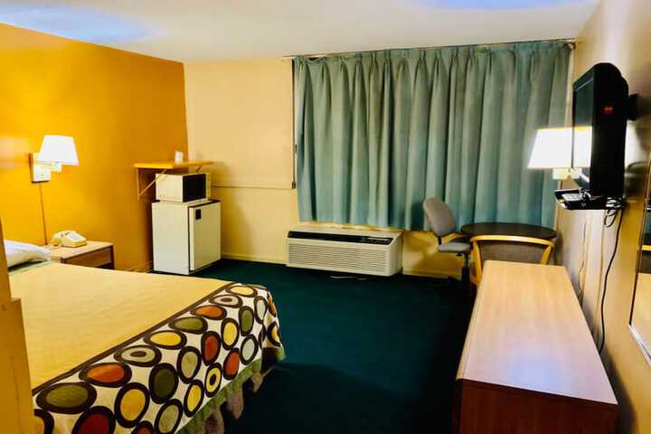 1 Queen Bed (4 of 7)