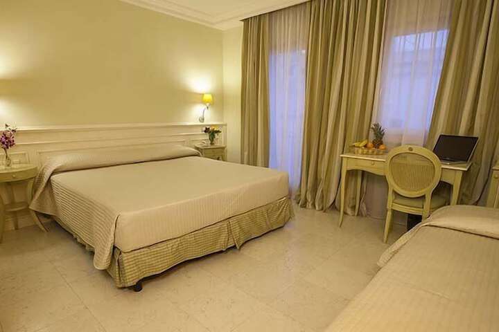 Room 6 of 42