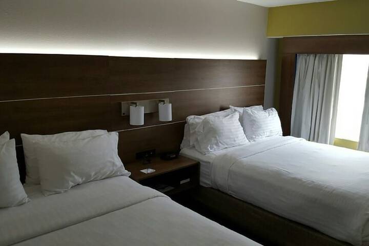 2 Queen Beds (1 of 5)