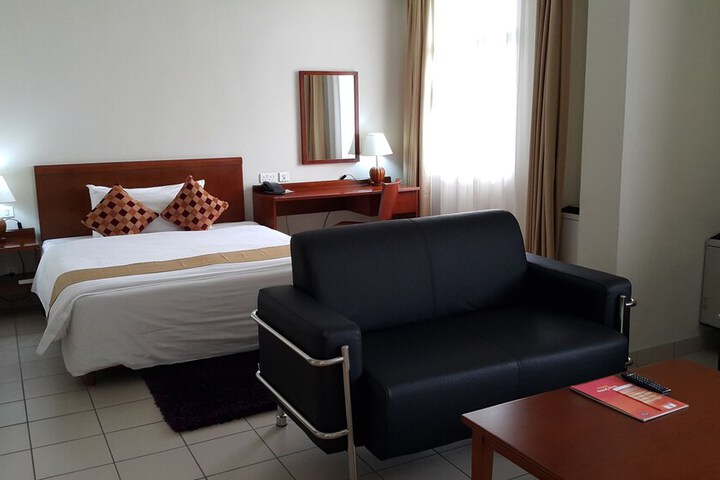 Room 5 of 16