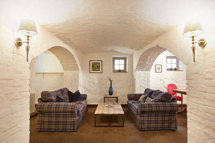 Lounge 48 of 68