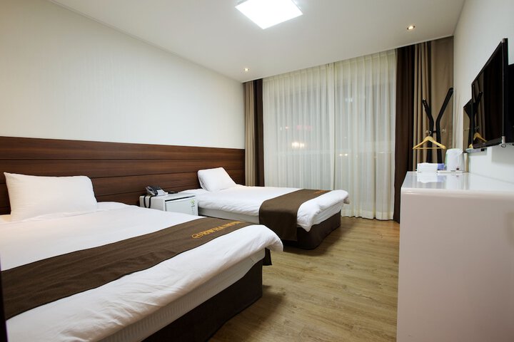 Room 5 of 18