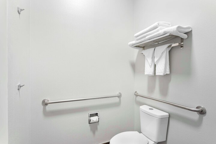 2 Queen Accessible Bathtub Microwave, Refrigerator WiFi Continental Breakfast (15 of 21)