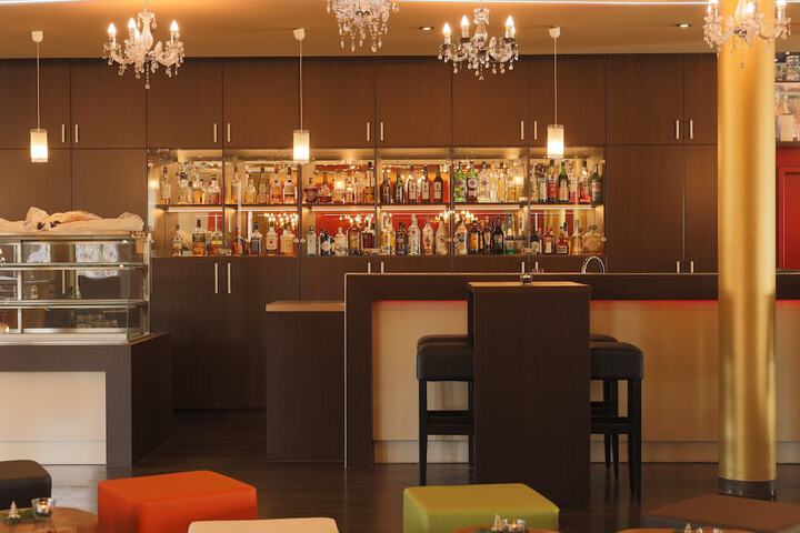 Lounge 42 of 49