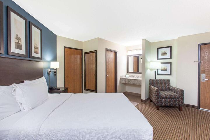 1 King Bed Deluxe Room (4 of 13)