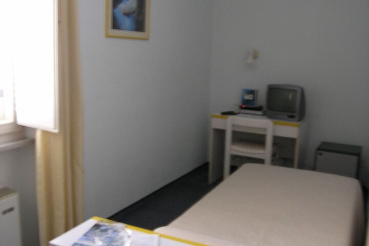 Room 11 of 34