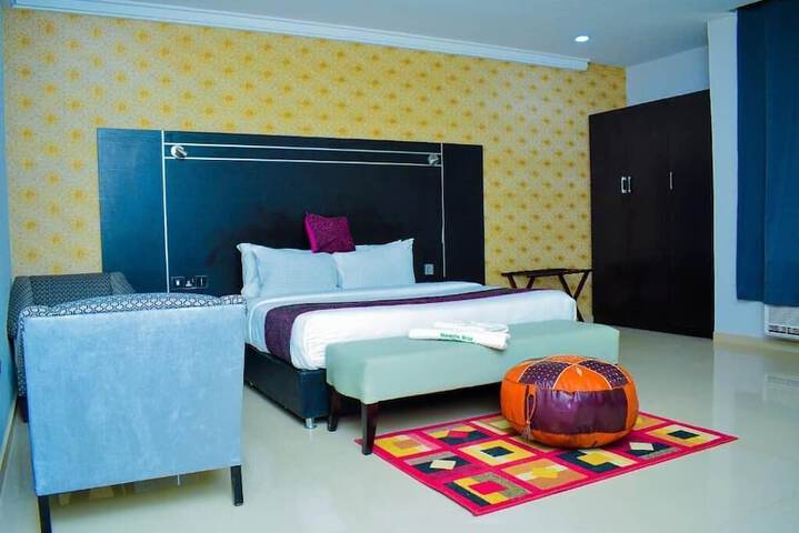 Room 8 of 11