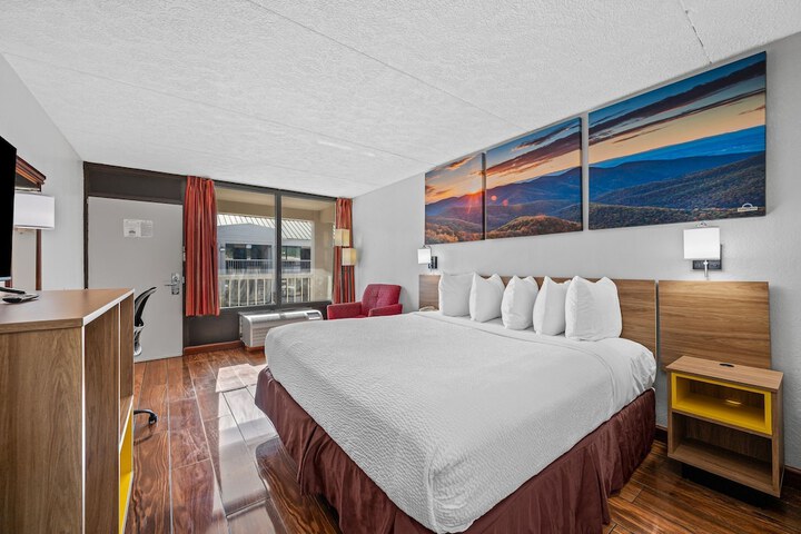 1 King Bed (8 of 9)