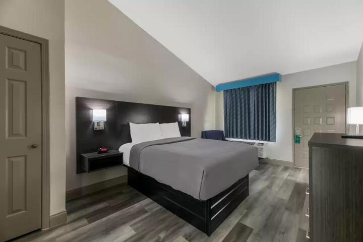 1 Queen Bed (3 of 12)